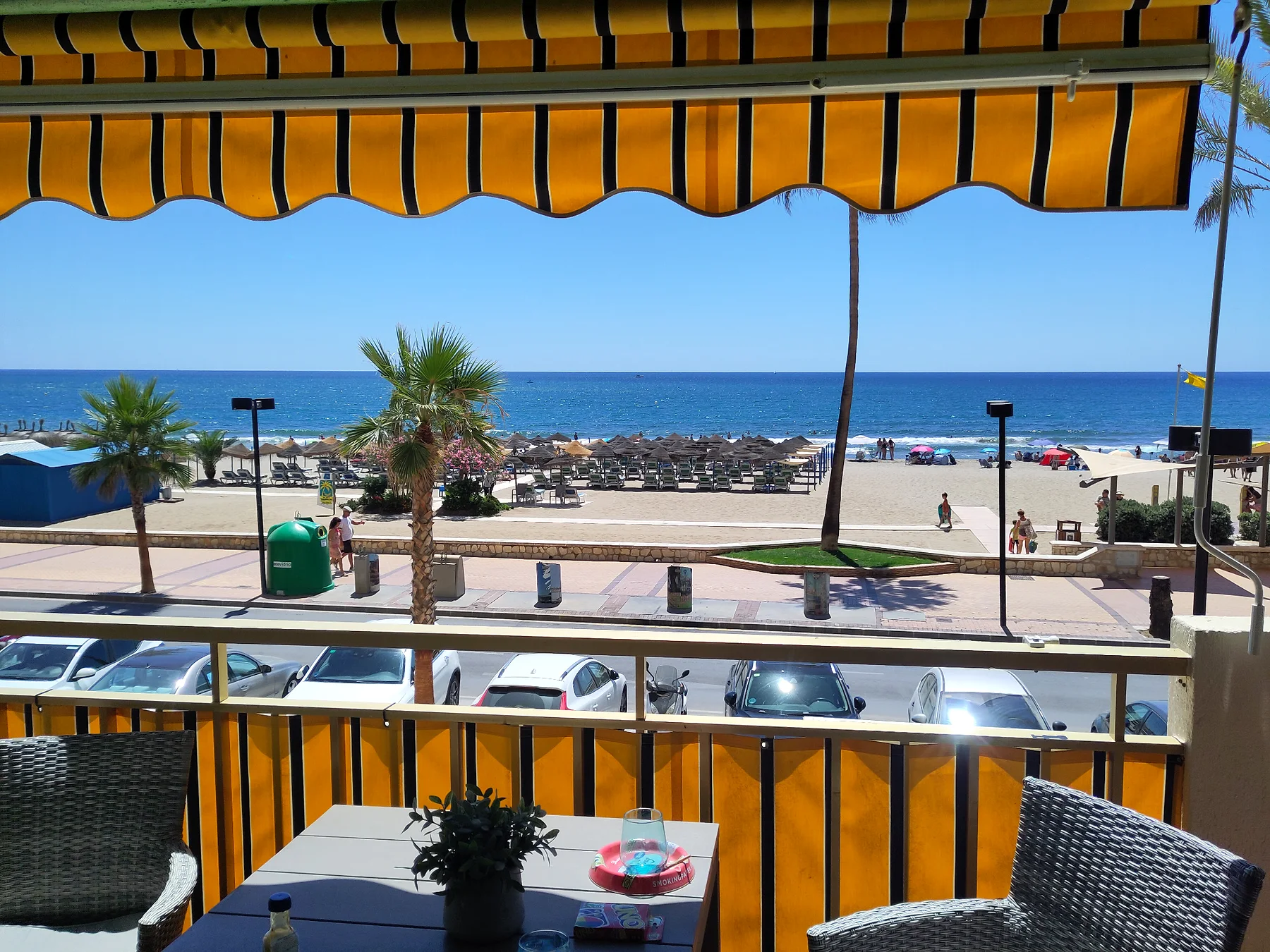 Udsigt fra altan mod strand og hav i Spanien